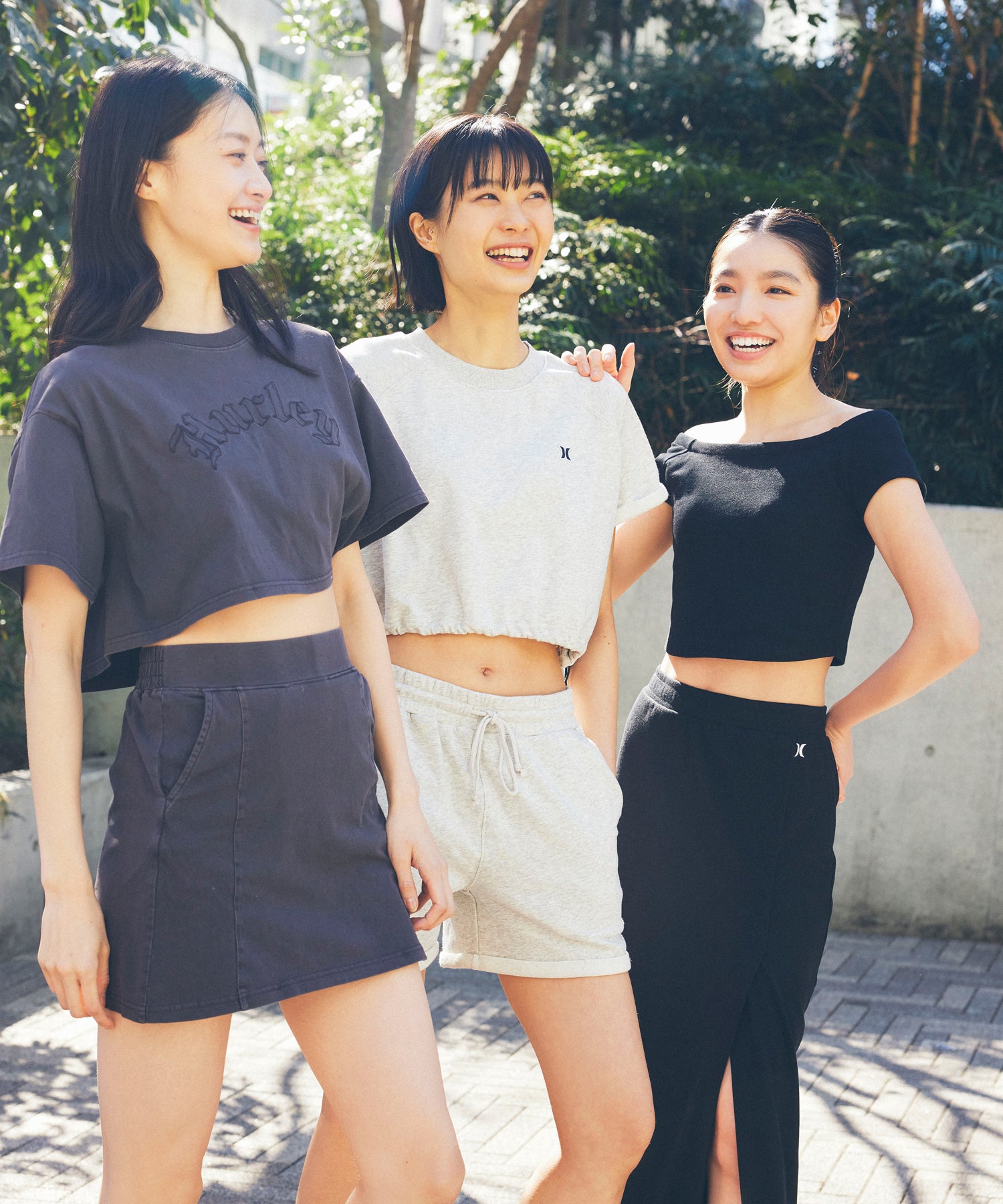 オーバーサイズ エンブロイダリー オールドイングリッシュ ロゴ クロップド ショートスリーブ ティー (レディース/Tシャツ)