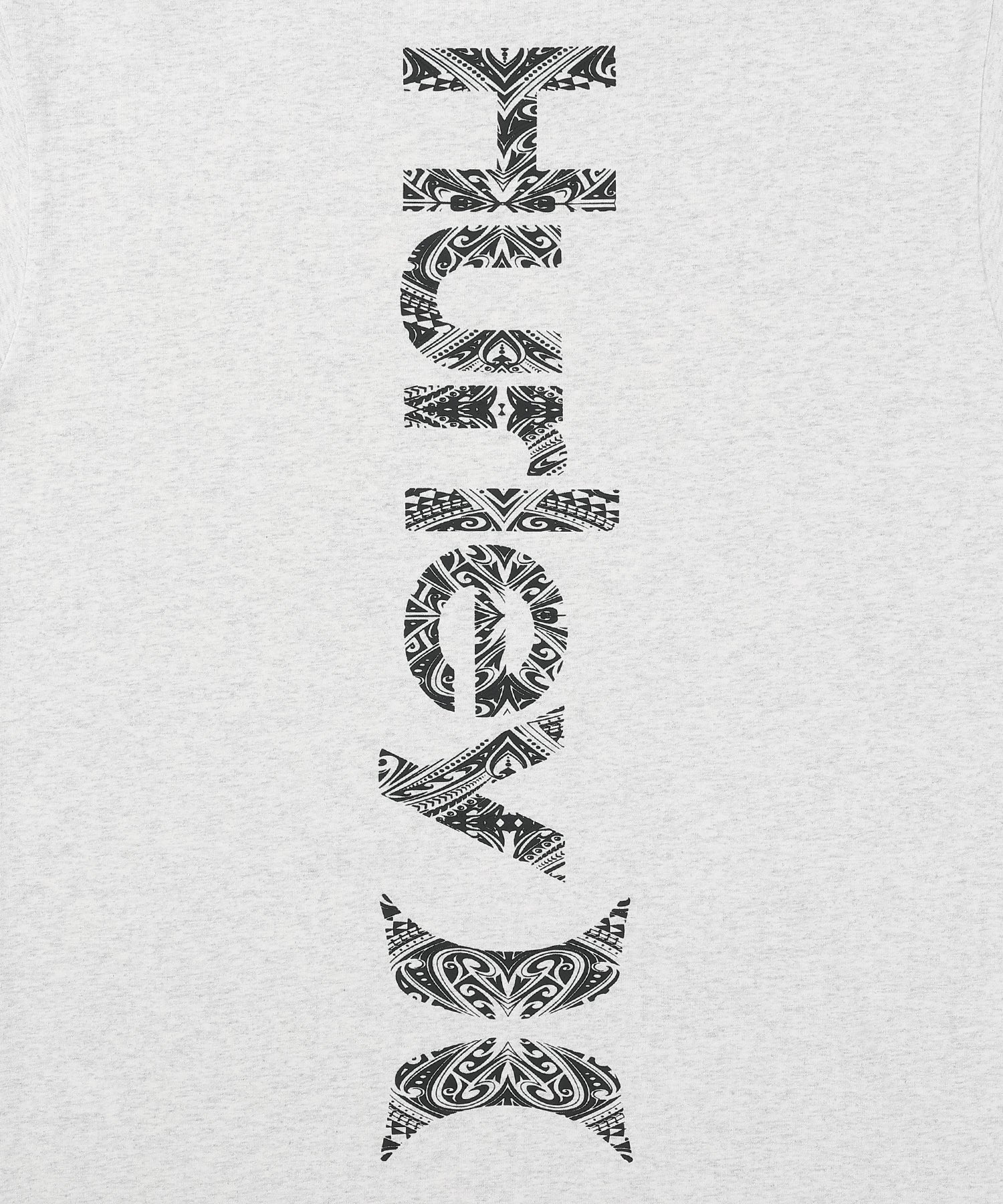 【NEW】ヴァーティカル トライバルロゴ オーバーサイズ ショートスリーブ Tシャツ (メンズ/Tシャツ/オーバーサイズフィット)
