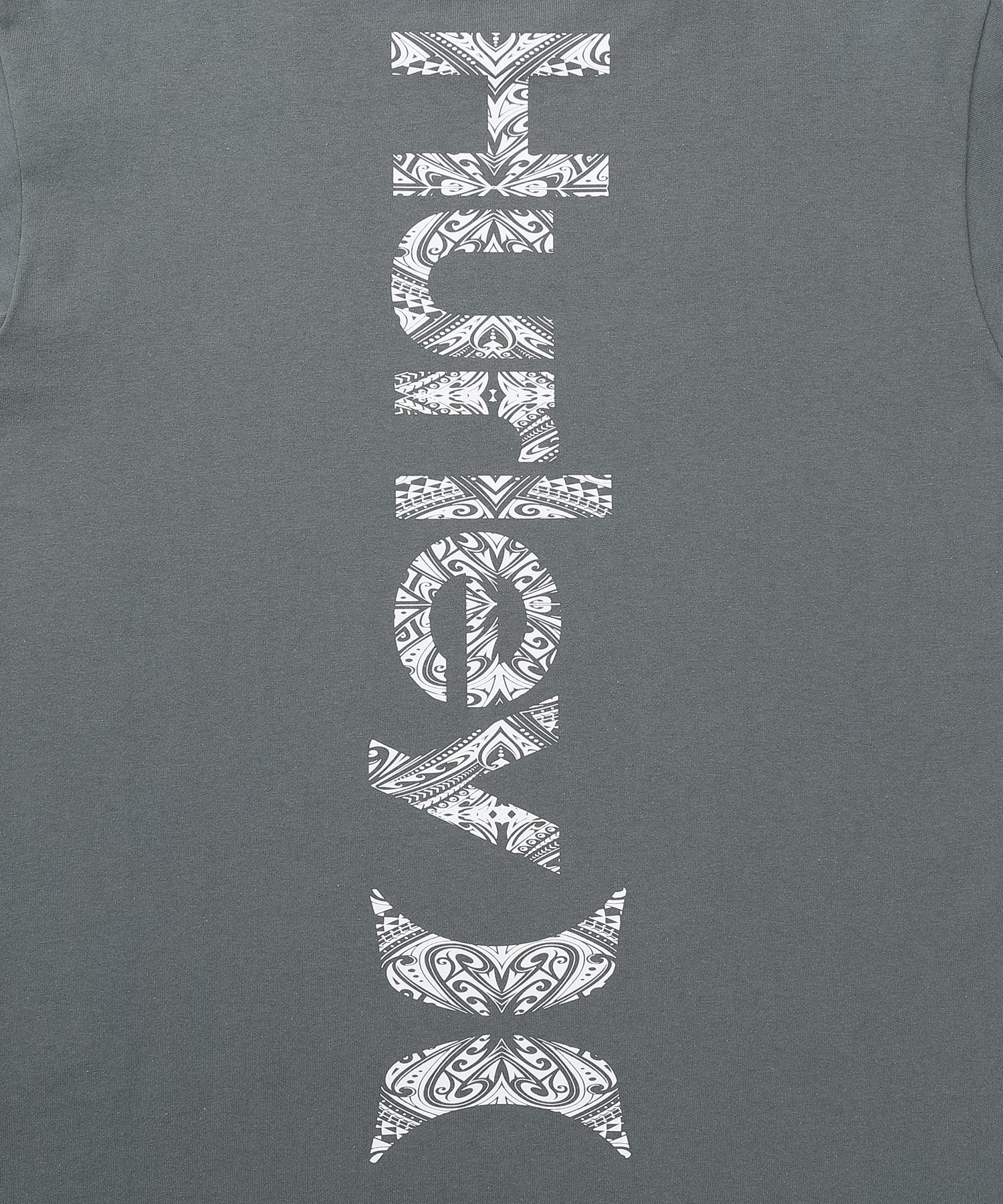【NEW】ヴァーティカル トライバルロゴ オーバーサイズ ショートスリーブ Tシャツ (メンズ/Tシャツ/オーバーサイズフィット)