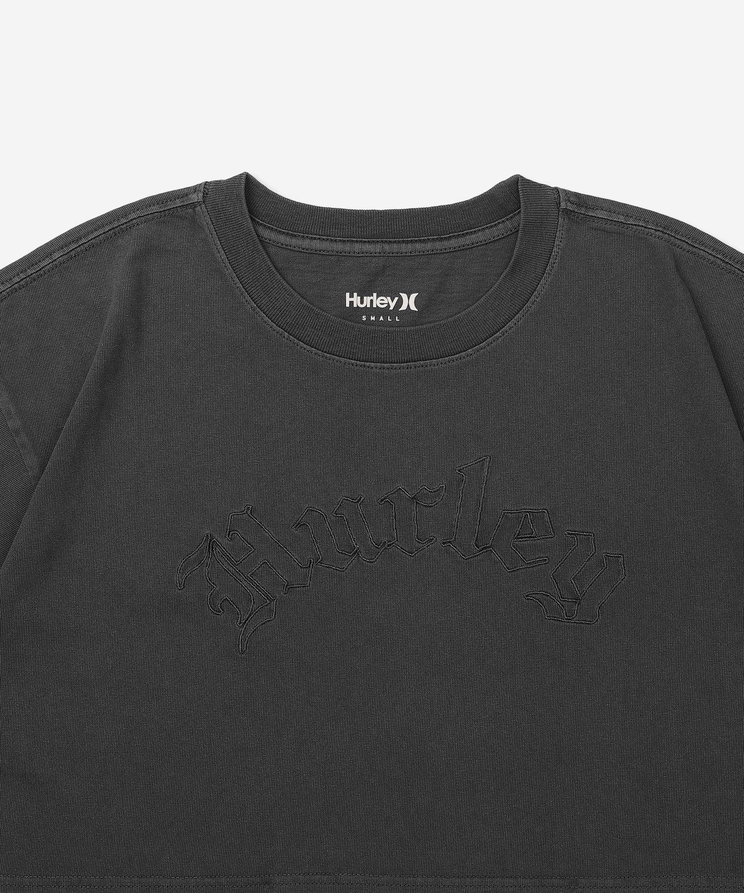 オーバーサイズ エンブロイダリー オールドイングリッシュ ロゴ クロップド ショートスリーブ ティー (レディース/Tシャツ)
