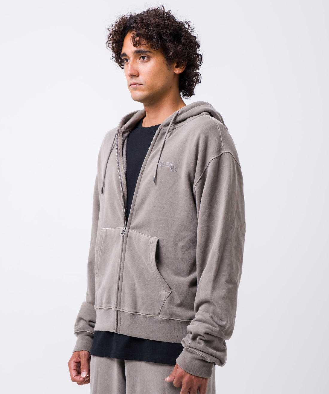【NEW】SWEAT OLD ENGLISH PIGMENT FULL ZIP HOODIE メンズ/フリース・フーディー/レギュラーフィット