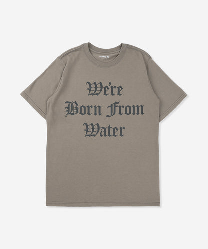 【NEW】オールドイングリッシュ ボーンフロムウォーター ロゴ ショートスリーブ Tシャツ (メンズ/Tシャツ/レギュラーフィット)