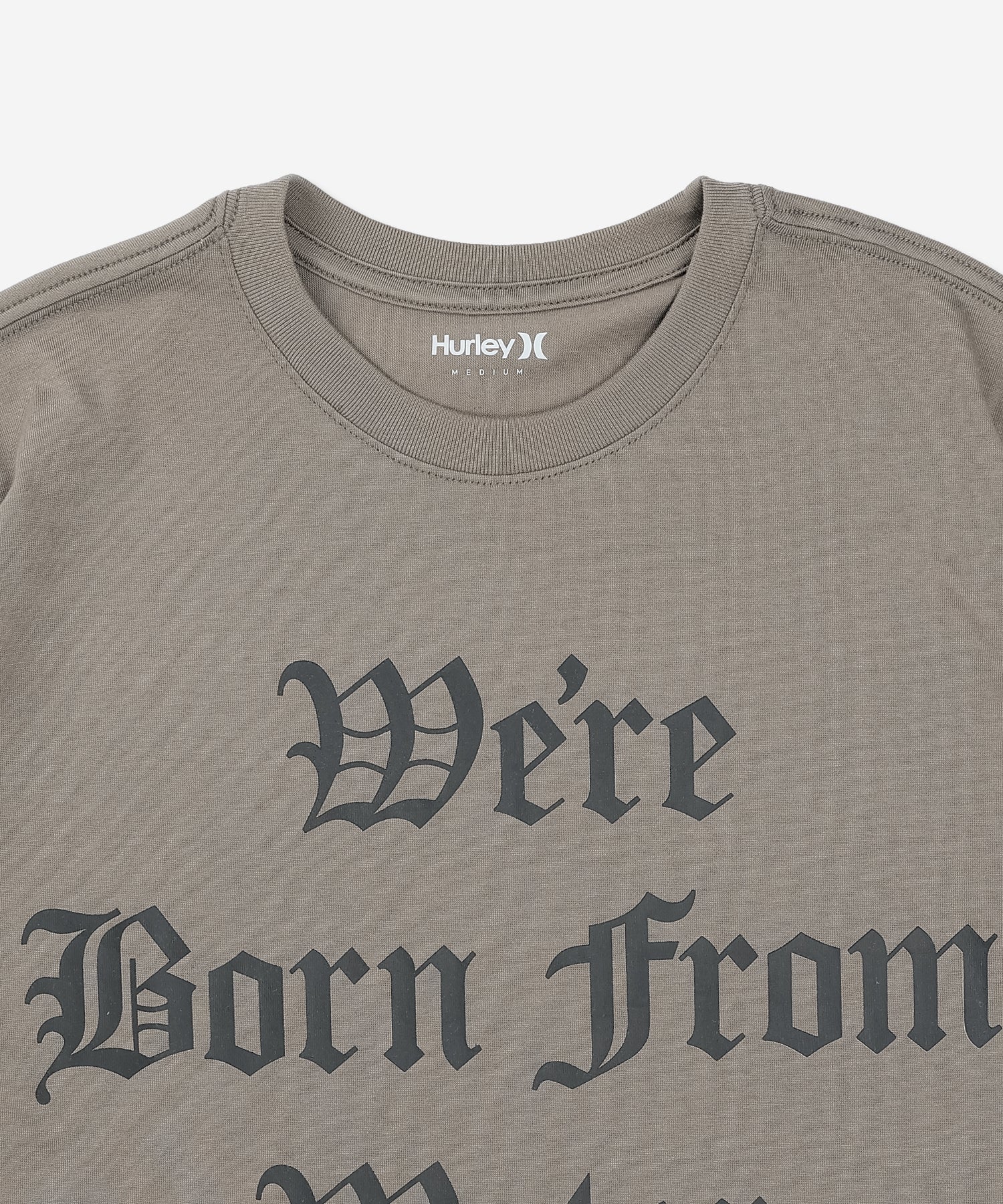 【NEW】オールドイングリッシュ ボーンフロムウォーター ロゴ ショートスリーブ Tシャツ (メンズ/Tシャツ/レギュラーフィット)