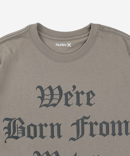 【NEW】オールドイングリッシュ ボーンフロムウォーター ロゴ ショートスリーブ Tシャツ (メンズ/Tシャツ/レギュラーフィット)