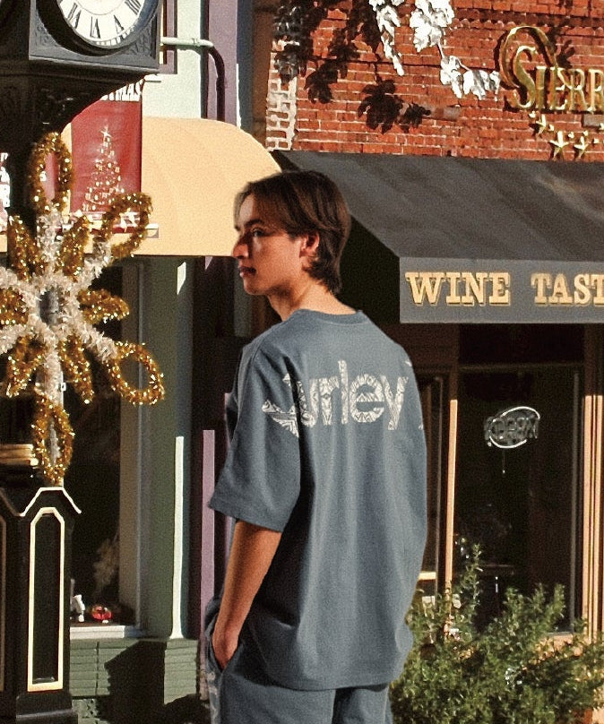 【NEW】トライバルロゴ オーバーサイズ ショートスリーブ Tシャツ (メンズ/Tシャツ/オーバーサイズフィット)