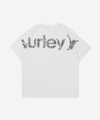 【NEW】トライバルロゴ オーバーサイズ ショートスリーブ Tシャツ (メンズ/Tシャツ/オーバーサイズフィット)