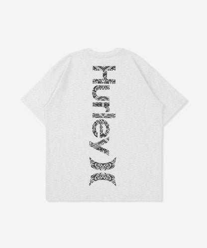 【NEW】ヴァーティカル トライバルロゴ オーバーサイズ ショートスリーブ Tシャツ (メンズ/Tシャツ/オーバーサイズフィット)