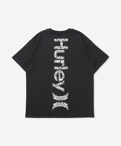【NEW】ヴァーティカル トライバルロゴ オーバーサイズ ショートスリーブ Tシャツ (メンズ/Tシャツ/オーバーサイズフィット)