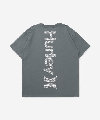 【NEW】ヴァーティカル トライバルロゴ オーバーサイズ ショートスリーブ Tシャツ (メンズ/Tシャツ/オーバーサイズフィット)