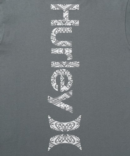 【NEW】ヴァーティカル トライバルロゴ オーバーサイズ ショートスリーブ Tシャツ (メンズ/Tシャツ/オーバーサイズフィット)