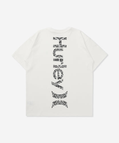 【NEW】ヴァーティカル トライバルロゴ オーバーサイズ ショートスリーブ Tシャツ (メンズ/Tシャツ/オーバーサイズフィット)