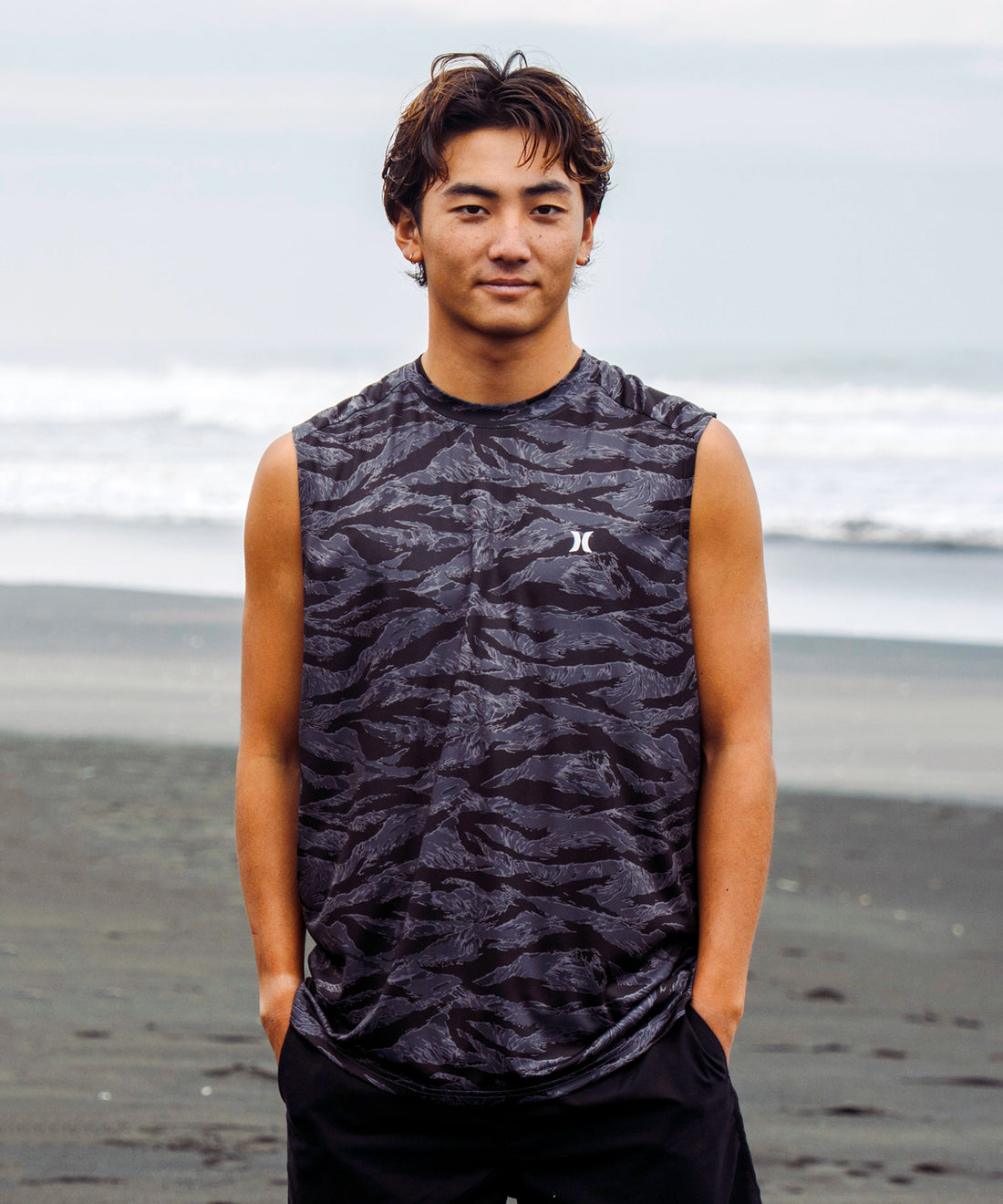 【NEW】ラッシュ アイコン カモ スリーブレス (メンズ/ラッシュガード/レギュラーフィット)