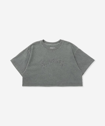 オーバーサイズ　エンブロイダリー オールドイングリッシュ ロゴ クロップド ショートスリーブ ティー (レディース/Tシャツ)