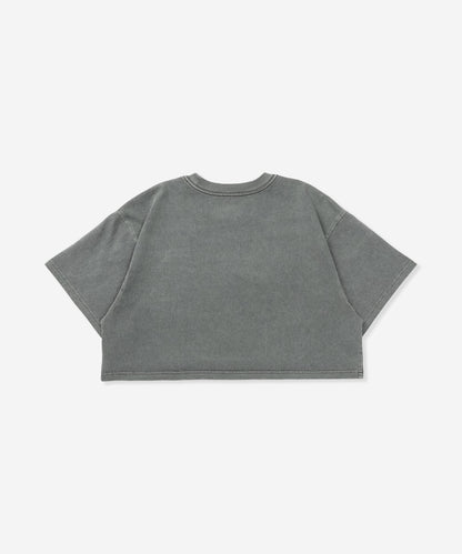 オーバーサイズ　エンブロイダリー オールドイングリッシュ ロゴ クロップド ショートスリーブ ティー (レディース/Tシャツ)